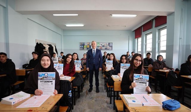 Gaziantep’te sınava hazırlanan öğrencilere destek! Deneme setleri dağıtıldı