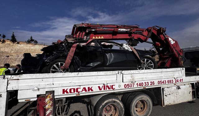 Gaziantep'te korkunç kaza! Otomobil orta refüje çarptı! Ölü ve yaralılar var