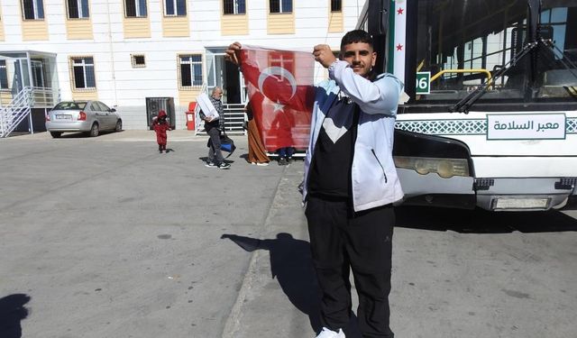 Suriyeli Muhammed'in hüzünlü vedası! Türk bayrağını öperek ülkesine döndü…