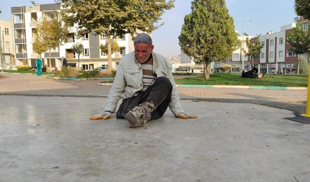 Gaziantep’in komşu ilinde engelli yaşlı adam sürünerek yaşıyor! Akülü tekerlekli sandalye desteği bekliyor