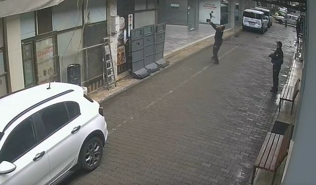 Yürekleri ısıtan anlar! Yüksekten düşen kediyi polis yakaladı