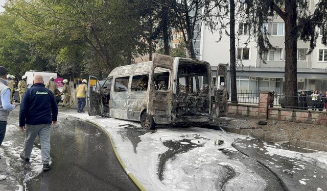 Park halindeki minibüs küle döndü! O anlar kamerada…