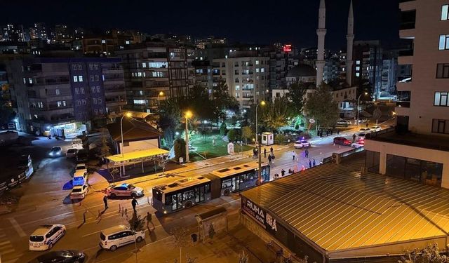 Cadde ortasında silahlı kavga mermiler otobüse isabet etti: 2 ağır yaralı