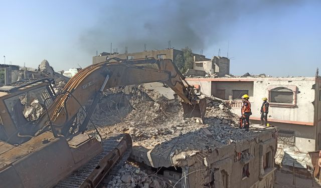 Gazze’de enkaz altında kalan siviller için çalışmalar başladı