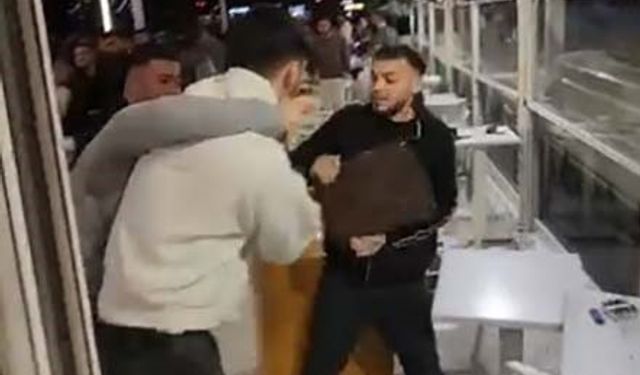 Kafede iki grup arasında kavga çıktı! Yumruklar havada uçuştu! Video haber...