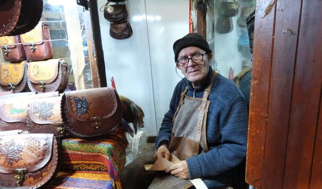 Gaziantep'te 66 yıldır teknolojiye direnerek çanta yapıyor