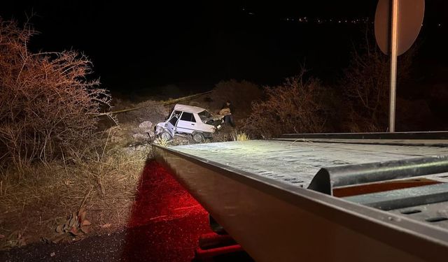 Gaziantep’in komşu ilinde feci kaza! Otomobil kayalıklara çarptı: 1 ölü, 1 yaralı