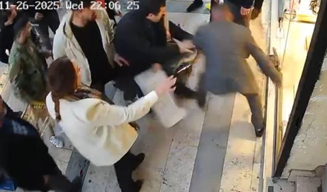 Bıçaklı saldırıya uğrayan kadını, esnaflar böyle kurtardı! Video haber…