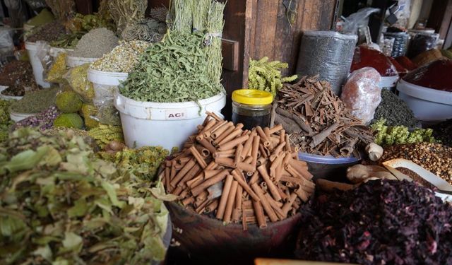 Gaziantep'te havalar soğudu! Hasta olan vatandaşlar çareyi aktarlarda arıyor