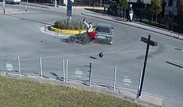 Motosikletli havada takla attı, ilk yaptığı şey ayakkabısını giymek oldu!