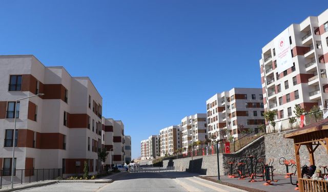 Gaziantep’in komşu ilinde depremzedeler evlerine kavuşuyor! 5 bin 733 konut daha teslim edildi