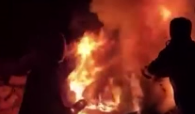 Gaziantep’te alev alan araçtaki 5 kişiyi kurtardı