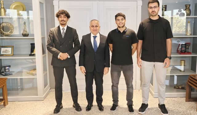 Rektör Doğan, Cezayirli öğrencileri rektörlük makamında kabul etti