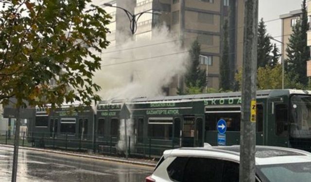 Gaziantep’te tramvaya yıldırım düştü!