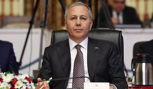 Başka bir aracın önünü kesmeye çalışan sürücülere ağır yaptırımlar geliyor! Bakan Yerlikaya duyurdu…