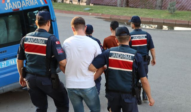 Gaziantep’te aranan şahıslar jandarmadan kaçamadı
