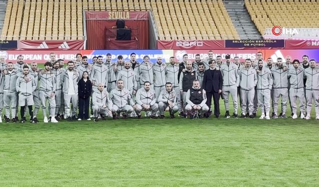 A Milli Futbol Takımı, La Cartuja Stadyumu'nda yürüyüş yaptı