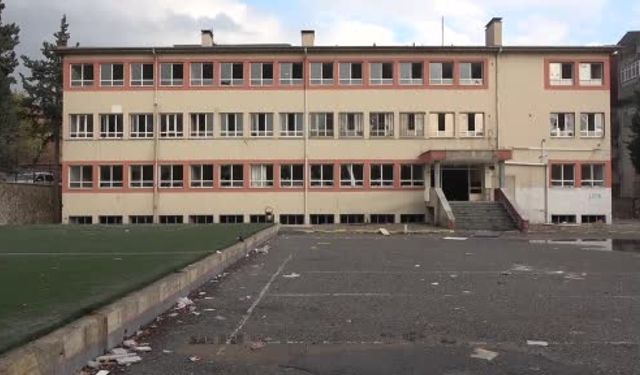 Gaziantep’in komşu ilinde yarım asırlık okul yıkılmayı bekliyor!