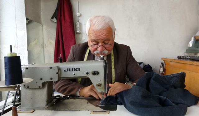 Gaziantep'in tarihi mahallesindeki  55 yıllık terzi kitaptan besleniyor
