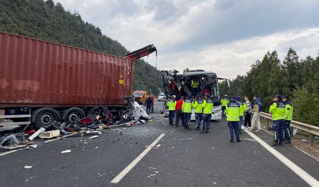 Gaziantep Otoyolunda can pazarı! Yolcu otobüsü tıra çarptı! Ölü ve yaralılar var…