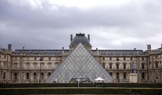 Önce soygun şimdide sızıntı: Louvre Müzesi’nde 400 Kitap hasar gördü!
