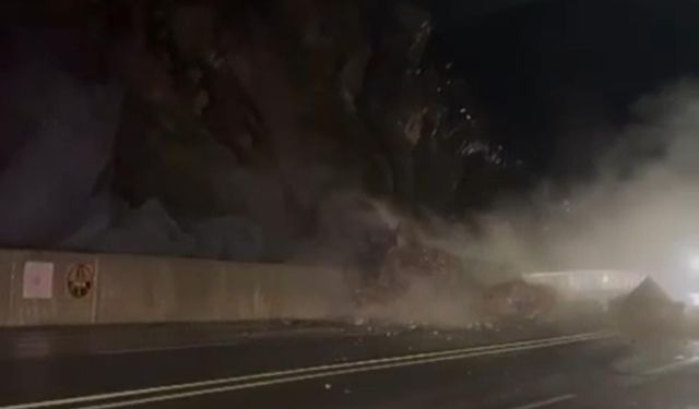 Van- Hakkari yolunda heyelan: Yol kapandı!