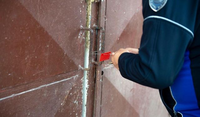 Depoda kokmuş kasa kasa tavuk ele geçirildi!