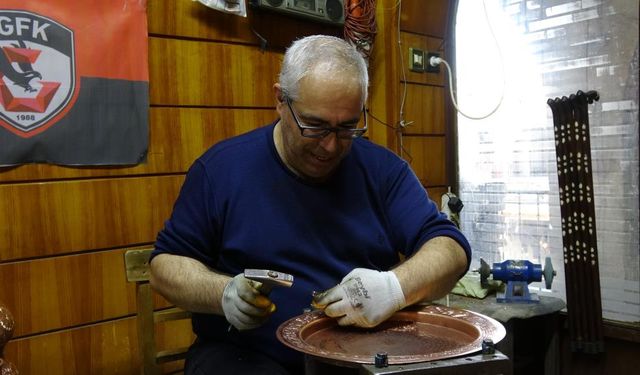 Gaziantep’te baba mesleği bakırcılığı 40 yıldır severek devam ettiriyor!