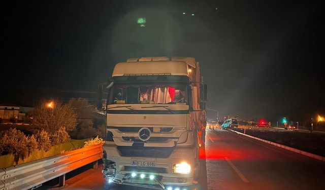 Gaziantep'te feci kaza! Hafif ticari araç ile tır çarpıştı: 2'si çocuk 3 yaralı…