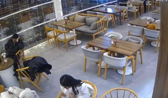 Kontrolden çıkan otomobil kafeteryaya girdi! Saniyelerle kurtuldular