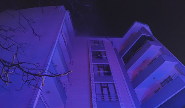 Apartmanda yangın: 15 kişi dumandan etkilendi