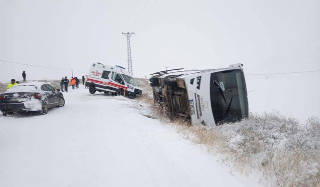 Kaza yapan işçi servisinin yardımına giden ambulans kara saplandı