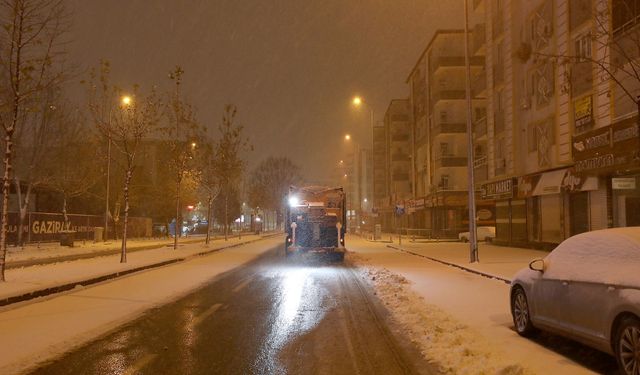 Gaziantep’te yoğun kar yağışında tüm ekipler sahada! Çalışmalar aralıksız sürdürülüyor