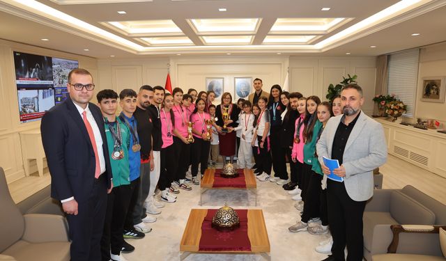 Gaziantep’in şampiyonlarından Başkan Şahin’e ziyaret! Kazandıkları kupalar hakkında bilgi verdiler…