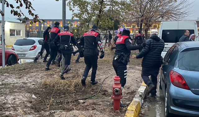 Gaziantep'in komşu ili Şanlıurfa'da seçimde kavga: Onlarca polis olay yerinde! (VİDEO HABER)