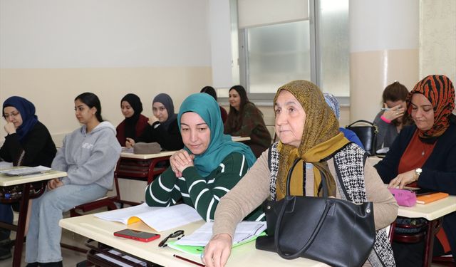 Gaziantepli Zeliha teyze İngilizce öğrenme azmiyle örnek oluyor! Eğitim sıralarına yeniden oturdu