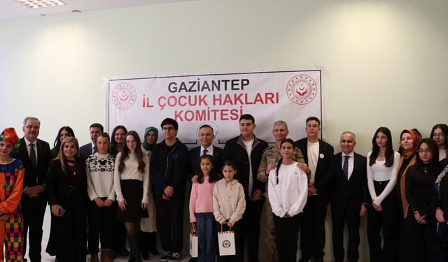 Gaziantep'te babalar ve protokol üyeleri 30 kız çocuğunun saçını ördü