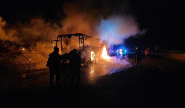 Otobanda 39 yolcusu bulunan otobüs alev alev yandı!