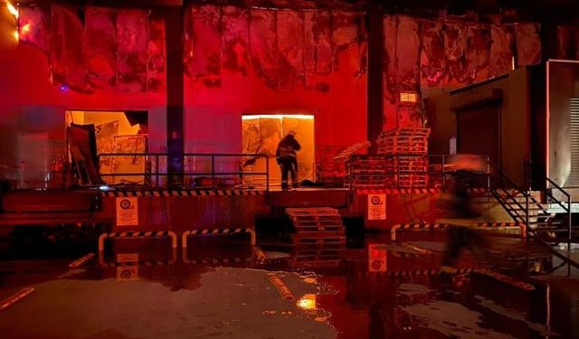 Market deposu alev alev yandı! Temel gıda alanı küle döndü