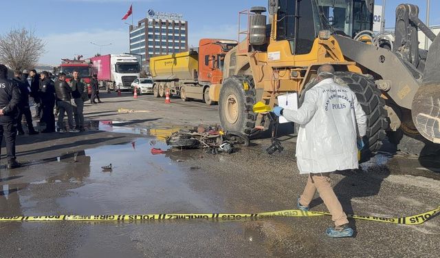 Gaziantep’te feci kaza! İş makinesinin altında kalan motosikletli hayatını kaybetti