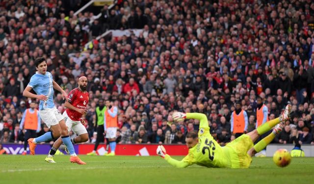 Manchester United derbide City'yi sahadan sildi! 2-0 mağlup etti…