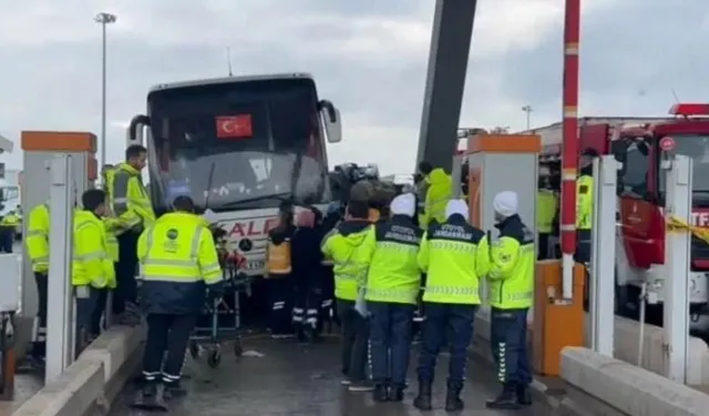 Bir Anlık Hata Felakete Dönüştü: Otobüsün Çarptığı Otomobil Gişede Sıkıştı