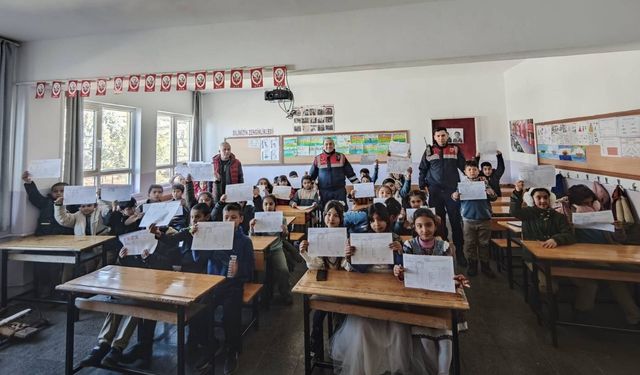 Gaziantep Jandarması öğrencilerin karne sevincine ortak oldu…