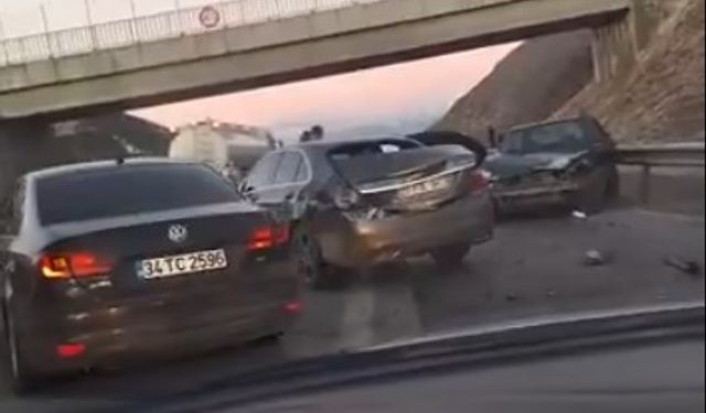 Gaziantep Otoyolunda gizli buzlanma kazaya neden oldu! Tır ve iki aracın karıştığı kaza yürekleri ağızlara getirdi!