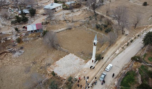 Cemaat, imam, minare var fakat cami yok