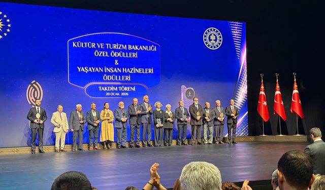 Gaziantepli sedefkâr Fıstıkçı’nın külliye ‘deki ödül heyecanına Derya Bakbak eşlik etti