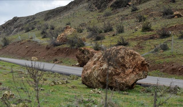 Gaziantep’te şok olay! Dağdan düşen kaya yolu kapattı…