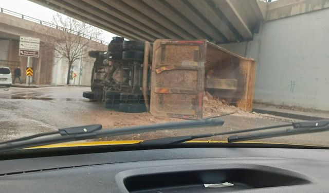 Gaziantep'te faciadan kılpayı! İbrahimli Mahallesi'nde kamyon yan yattı...