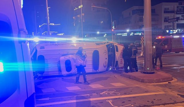 Hasta taşıyan ambulansla otomobil çarpıştı