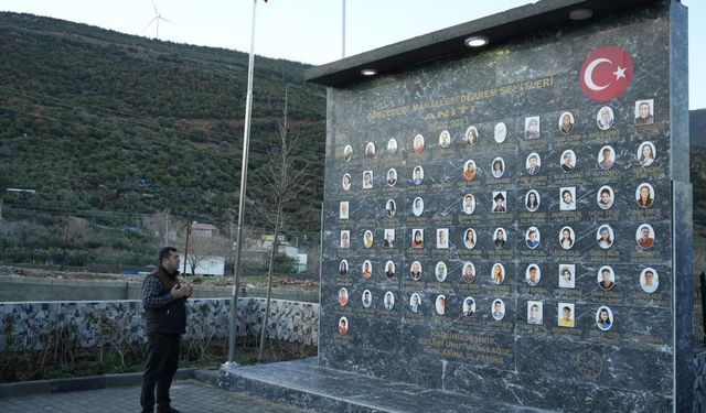 Gaziantep’te depremde iki çocuğunu kaybetmişti! Köyüne deprem anıtı yaptırdı! “Bu acılar unutulmaz”